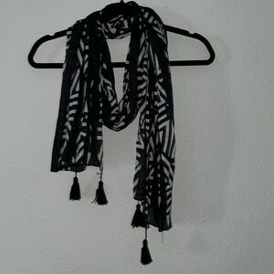 Black and White Bohemian, Ethnic Patterned Scarf with Tassels.
70” long
18”wide